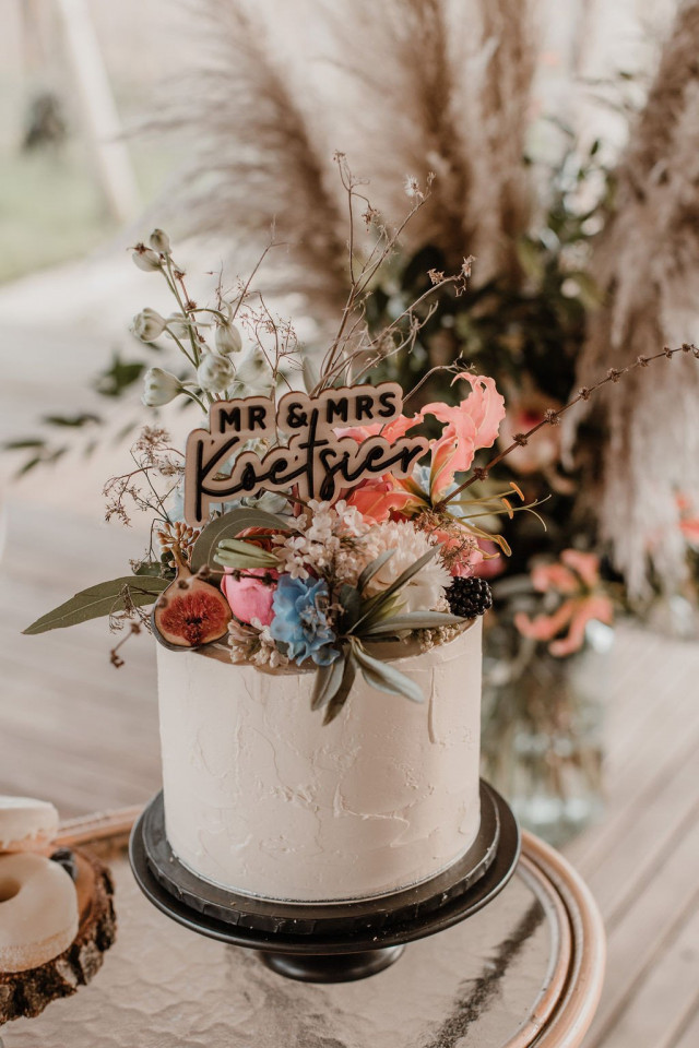 Einstöckige Hochzeitstorte mit Trockenblumen und Tortentopper
