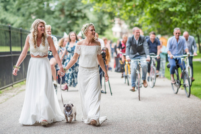 twee bruiden met hond op hun bruiloft