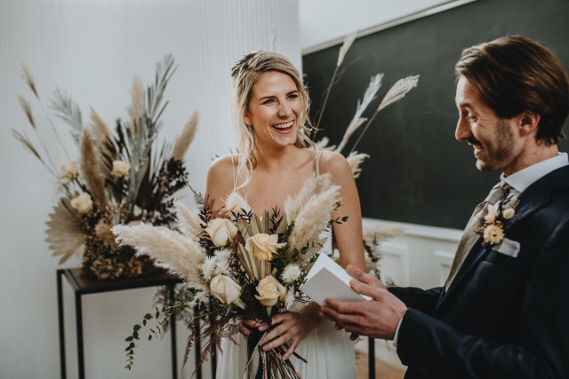 trouwceremonie met bruidspaar in boho stijl
