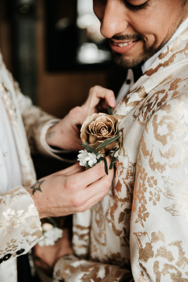 gay koppel met goud trouwpak op bruiloft