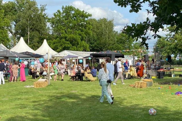 festivalbruiloft met een landelijke sfeer