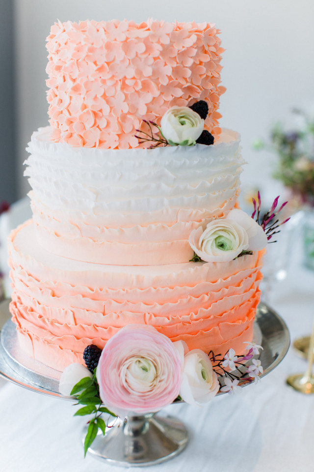 ombre bruidstaart met wit en oranje op een etagiere