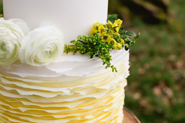 Close-up van een bruidstaart met gele en witte kleuren