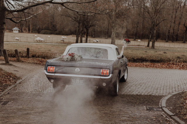 Vintage Brautauto in nebliger Landschaft