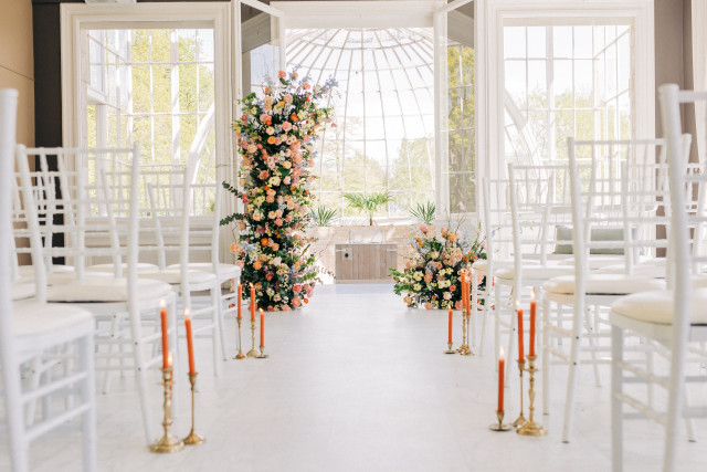 trouwlocatie voor bruiloft met veel oranje bloemen