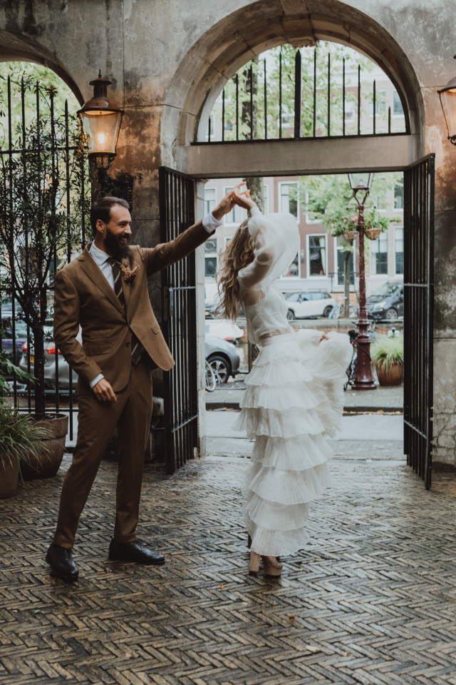 Lieder für den Hochzeitstanz - Mann und Frau tanzen innig