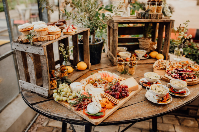 Hochzeitsbuffet mit herzhaften Häppchen wie Wurst und Käse