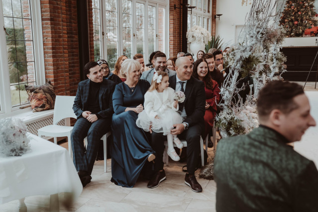 kind op bruiloft bij ceremonie