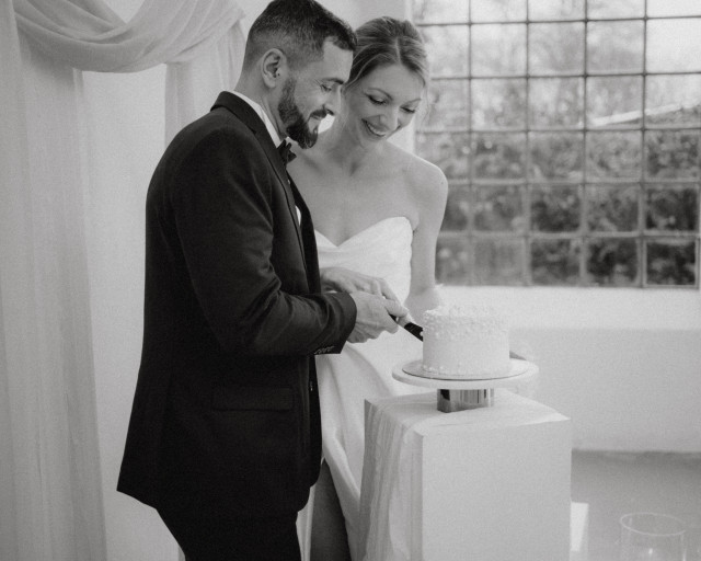 Brautpaar schneidet Hochzeitstorte an 