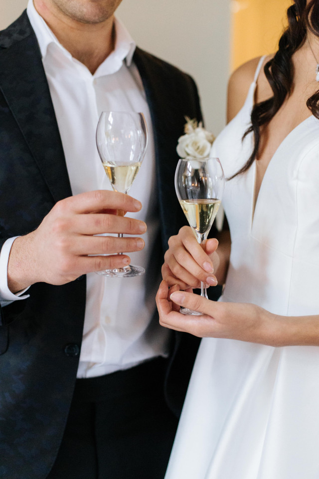 Koppel drinkt champagne
