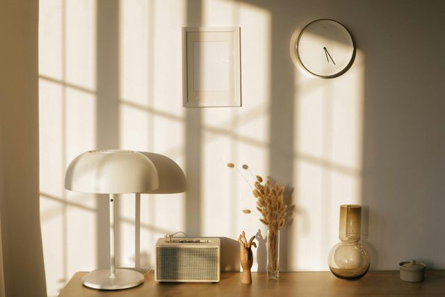 Woonaccessoires op een plank 