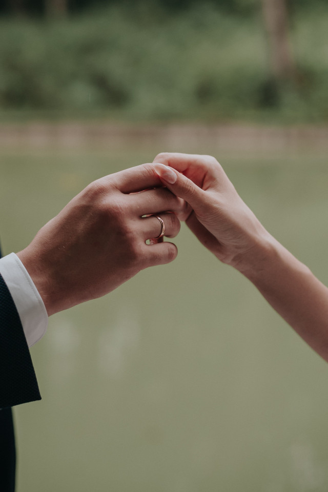 Frau und man halten hand