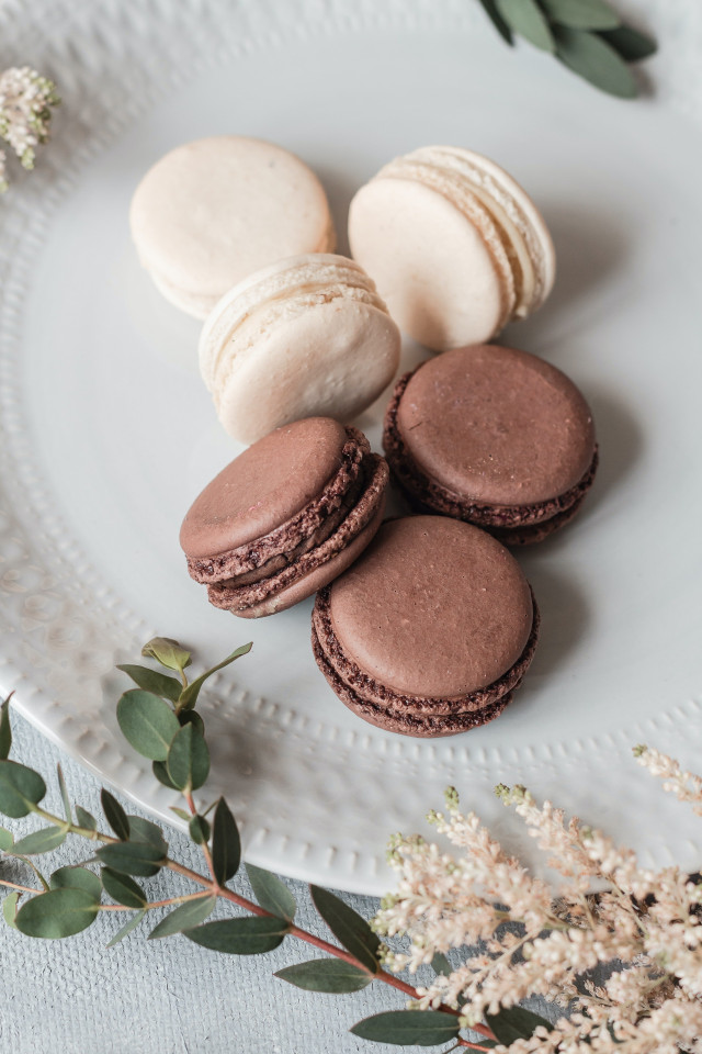 Macarons in braun und beige auf einem eleganten Teller