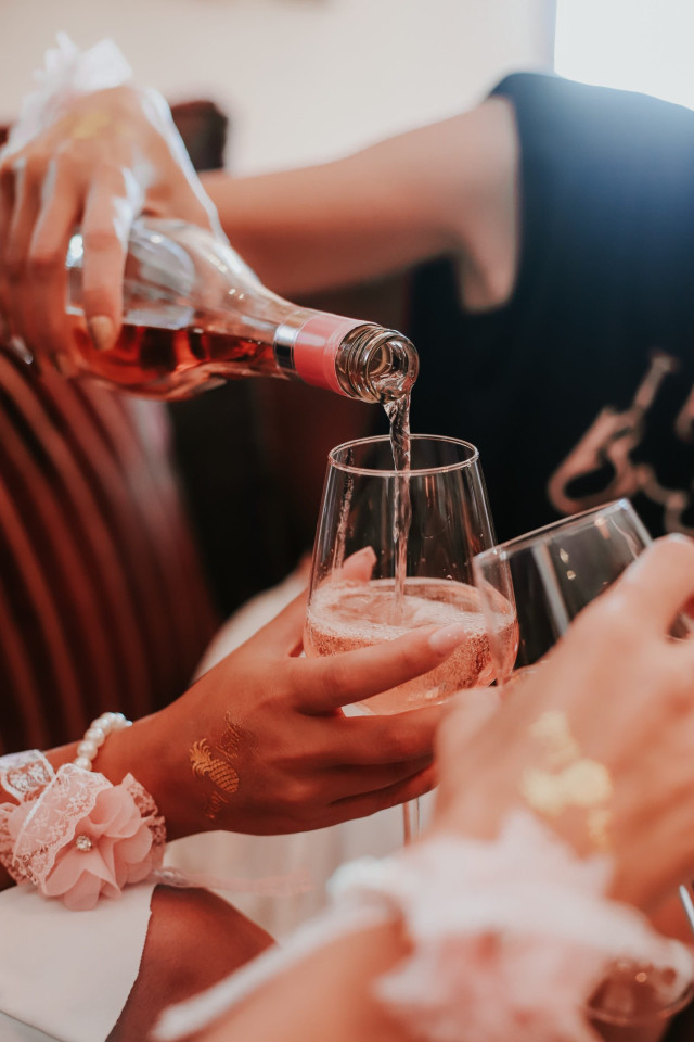 verser des coupes de champagne