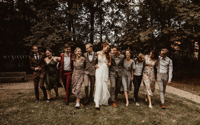 familie van bruidspaar op de foto