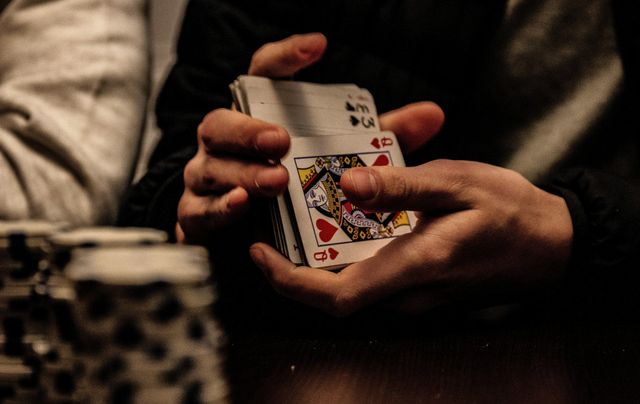 Pokerkarten werden gemischt