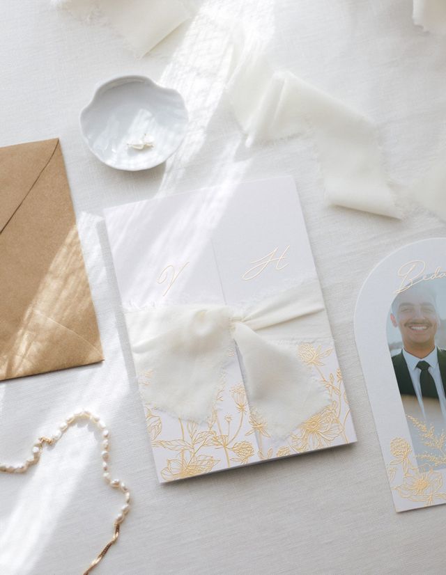 witte trouwkaart met gouden details