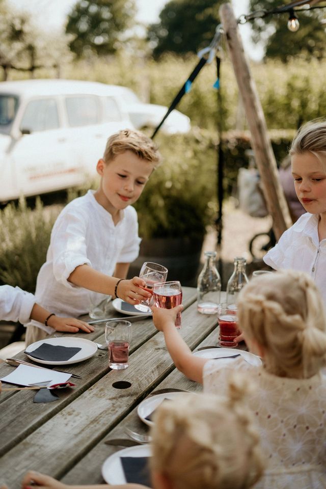 kindje proost op bruiloft met limonade