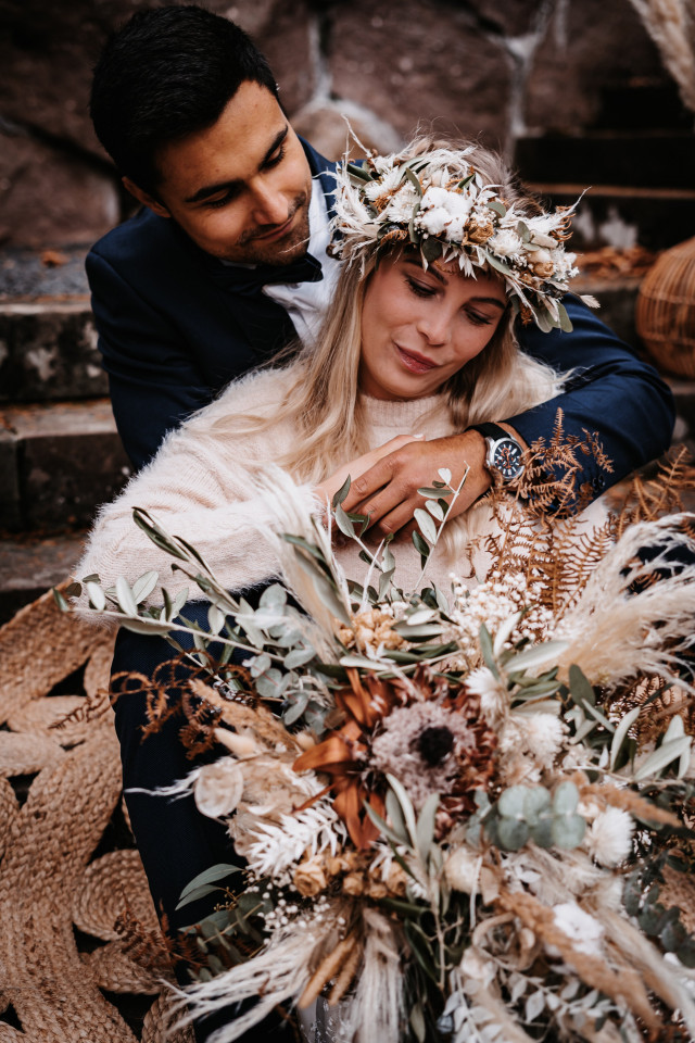 Bohemian Braut mit Haarschmuck aus Trockenblumen