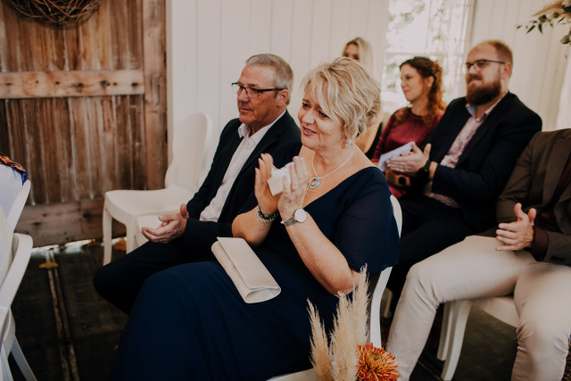 ouders tijdens de ceremonie