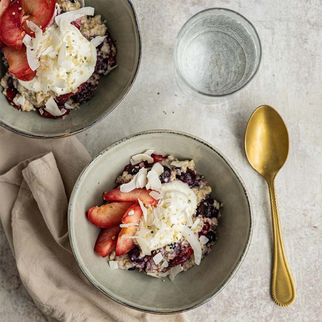 roodfruit-havermoutpudding met perzik