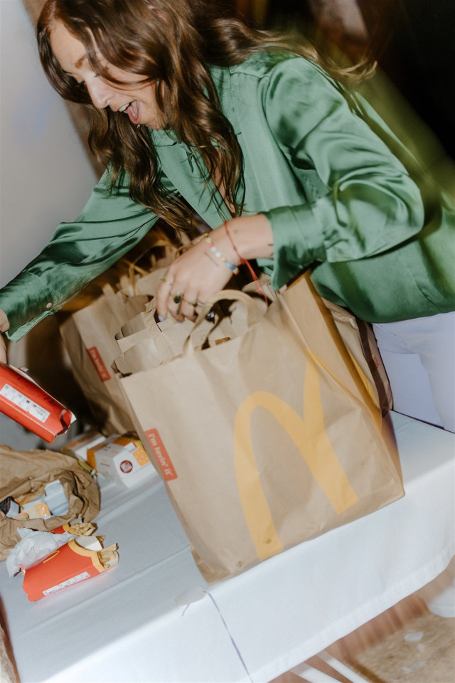 een vrouw stopt eten in zakken aan tafel