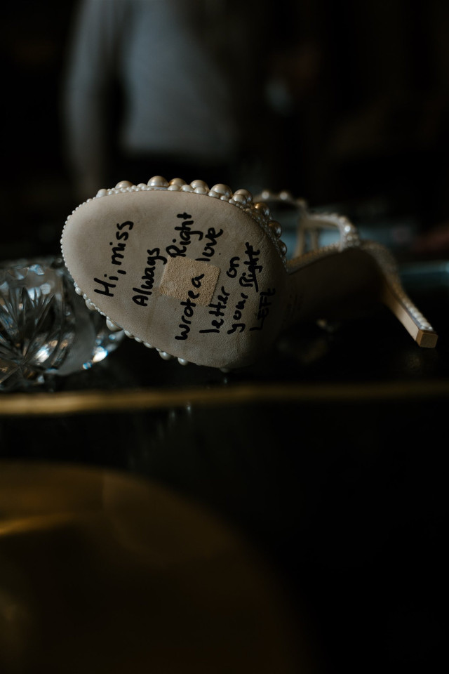 La mariée cache une note dans sa chaussure