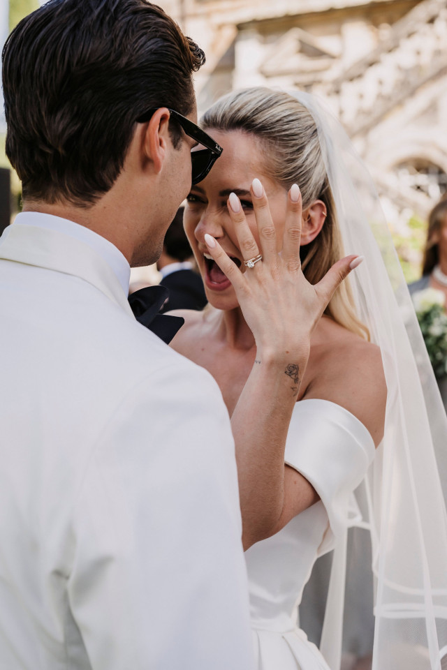 Heiraten in Italien - Brautpaar in den Gassen eines kleinen italienischen Dorfes