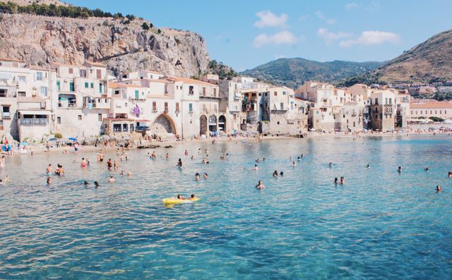 Menschen baden im Meer auf Sizilien