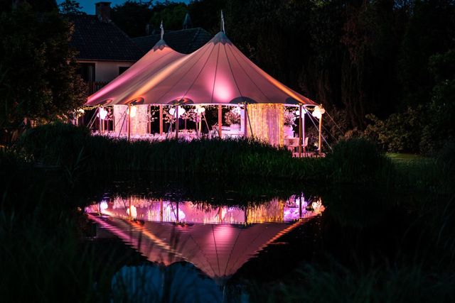dinersetting onder tent bruilofot