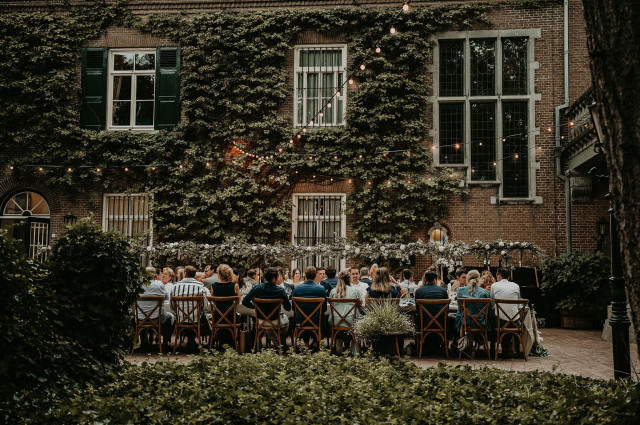 Gäste sitzen am Tisch und essen alle zusammen