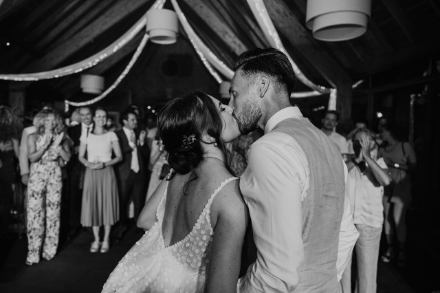 matrimonio besándose 
