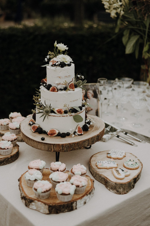 Naked Cake mit weißer Glasur und Früchten