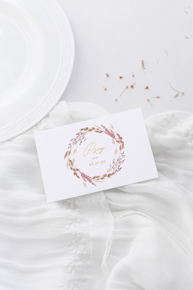 RSVP kaart met tekst erop witte achtergrond met bloemen rustig