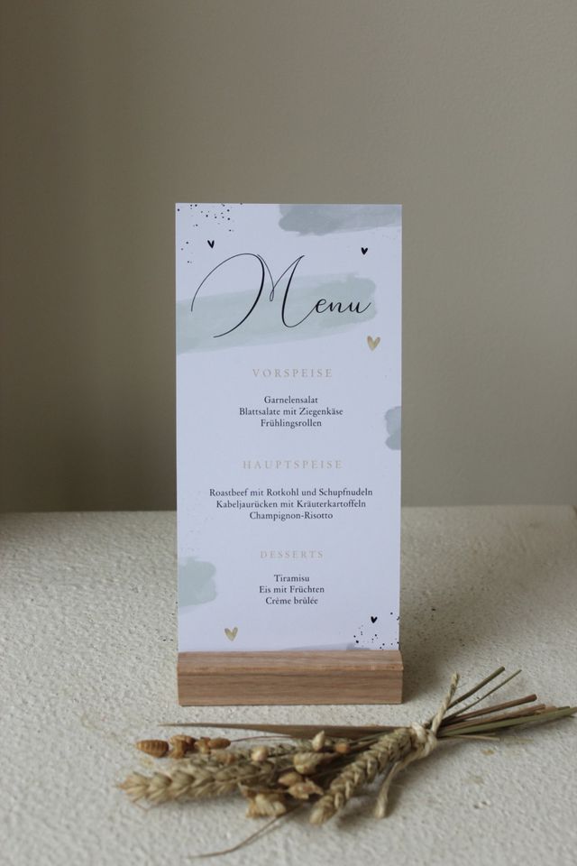 Längliche Menükarte mit grünem pastellfarbenen Aquarelldesign