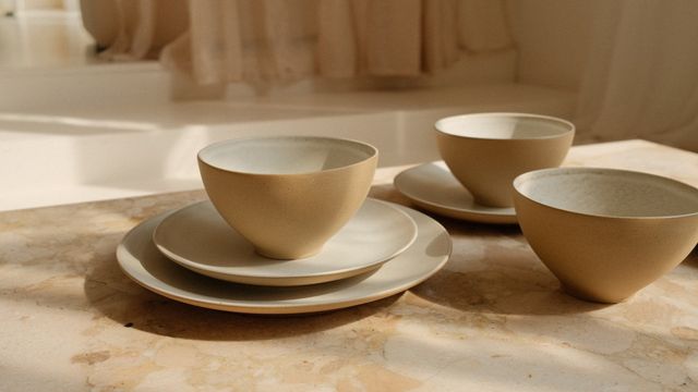 kommen servies op lange tafel