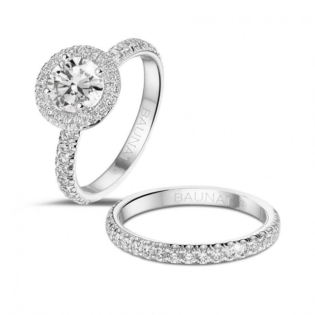 twee verlovingsringen met diamanten in witgoud