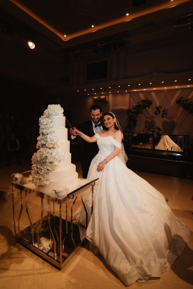 Braut und Bräutigam schneiden die Hochzeitstorte an - türkische Hochzeit