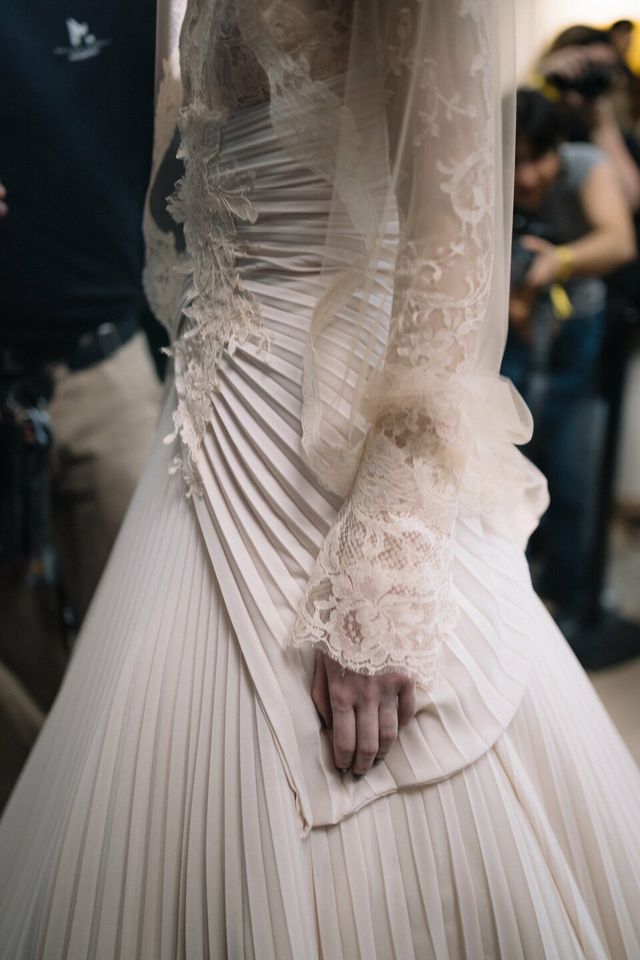 robe de mariée avec forme asymétrique de Yolancris