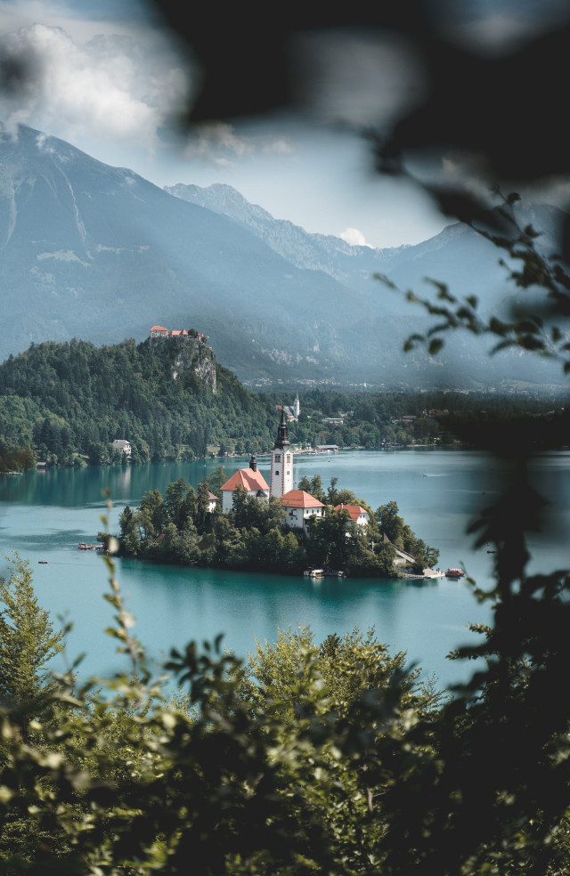 Natur in Slowenien, Insel in blauem Wasser