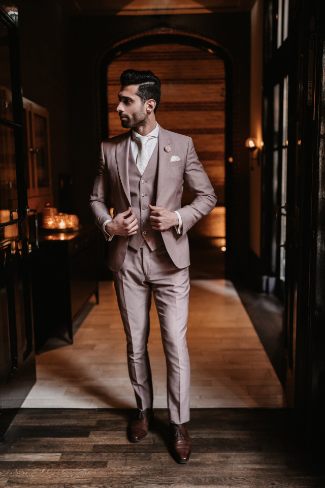 Novio en traje.