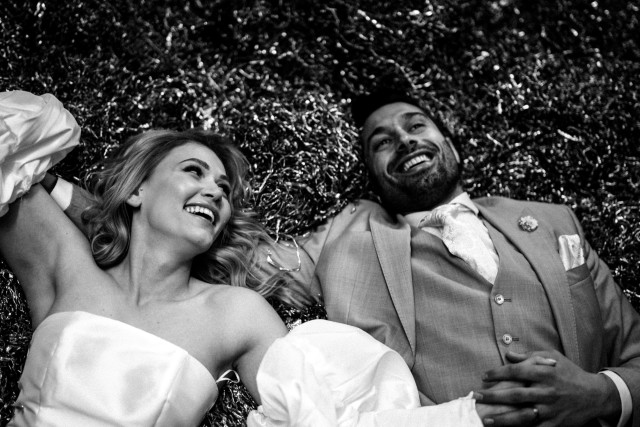 Novios relajados. 