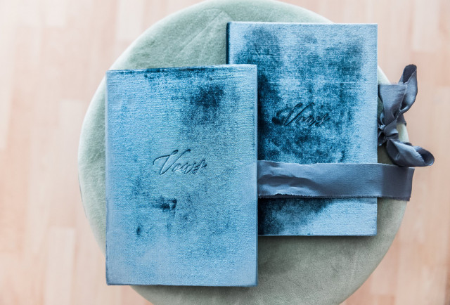 blauw gelofteboekje in velvet stof