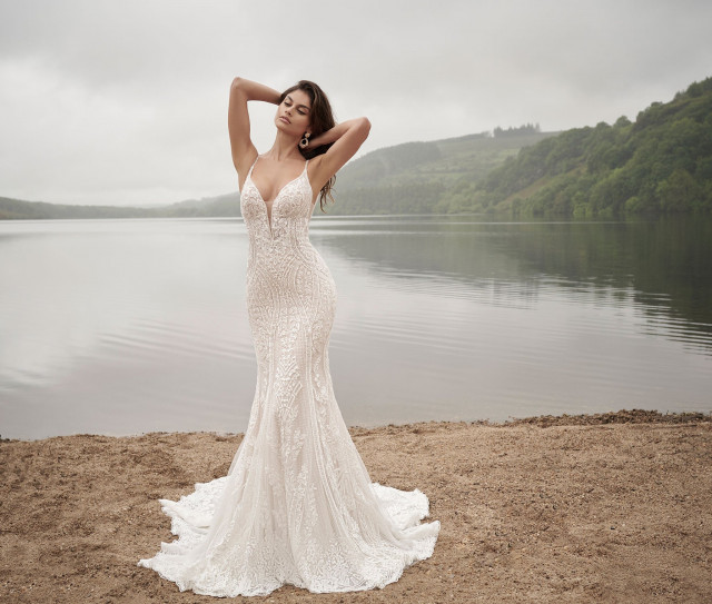 Braut in Fit and Flare Brautkleid vor einem See