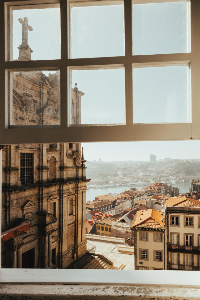 Aussicht auf eine Stadt aus einem geöffneten fenster