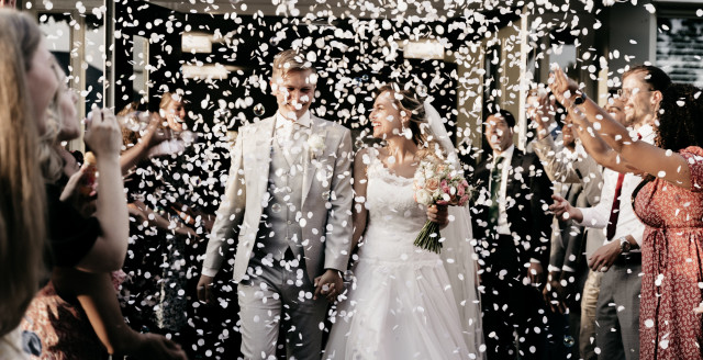 Gli sposi che lasciano la festa di nozze