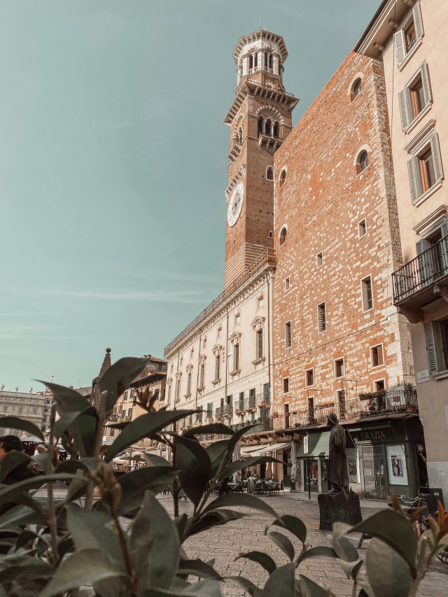 Steingebäude in Verona mit großer Uhr