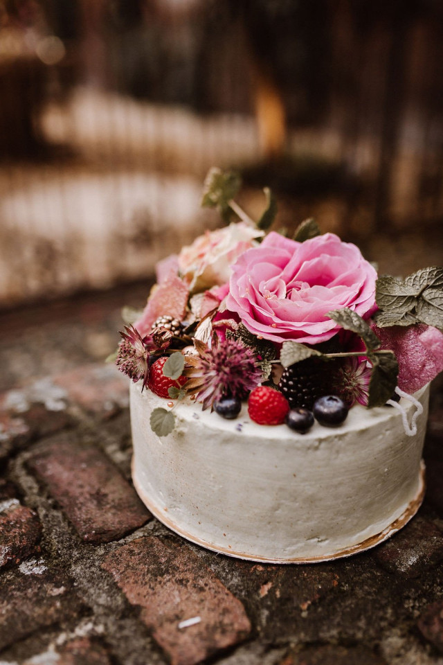 Hochzeitstorte mit frischer Blumendeko