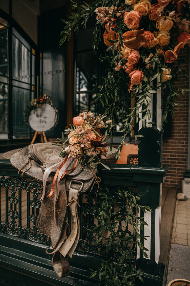 Hübsche Außendekoration mit herbstlichen Blumen