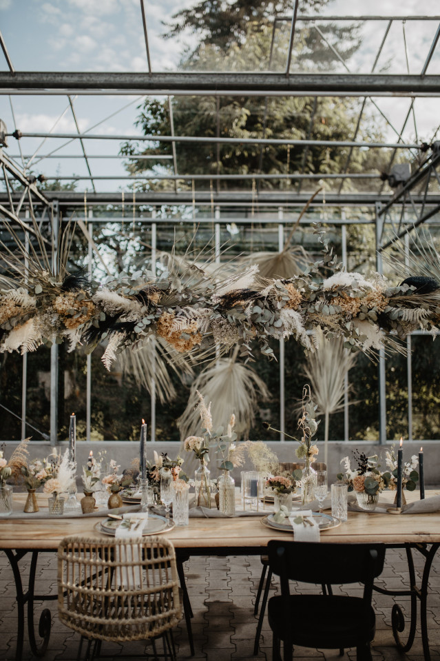 Hochzeitstisch in einem alten Gewächshaus